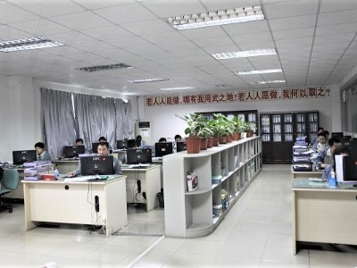 深圳五金沖壓廠，五金加工機(jī)械手操作8-誠(chéng)瑞豐科技